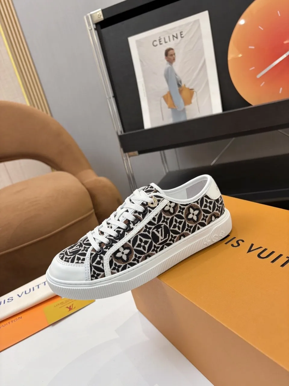 p580🐮🐮 LV couple skate shoes｜Classic jacquard, the ultimate code for a sweet outing! 👫** This pair of shoes is Louis Vuitton's love letter to fashionistas💌 - **classic presbyopic skate shoes**, the perfect choice for couples to go out on the street!  🔸 **Luxury details are a must-have**: Jacquard fabric  🔸 **So comfortable that you don’t want to take it off**: The sheepskin lining is skin-friendly and breathable, warm in autumn and winter without stuffing your feet, refreshing in spring and summer without being sticky, and you can wear it with a high-end feel in all seasons!  🔸 **Steady sense of security**: Non-slip rubber outsole, perfect grip, accompanying you through romantic streets.  **💑 Couple outfit inspiration**: ▪️ For boys, pair with leggings + baseball cap for a trendy street look!  ▪️ Girls can wear short skirts or shark pants, and the sweet and cool style is easy to choose~ **#Louis Vuitton #couple shoes #presbyopia classic** **👉 Click to collect and become the most fashionable CP in the circle of friends with him! ** Fabric: Imported cowhide/classic jacquard fabric Lining: Sheepskin lining Sole: Original rubber sole Size: Women’s size 35-42 (40/41/42 customized) Men’s size 39-45 (39.45 customized)